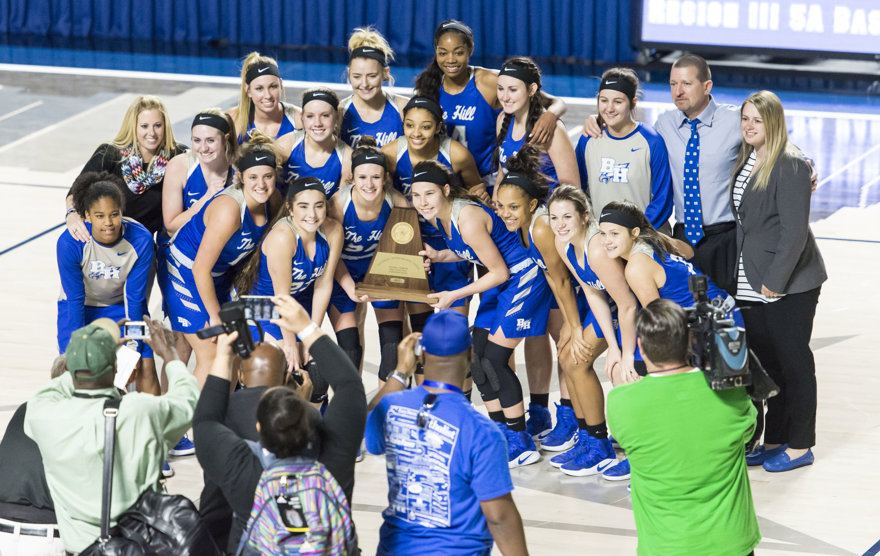 Kayla e le sue compagne di squadra festeggiano l'avanzamento al torneo statale del Texas