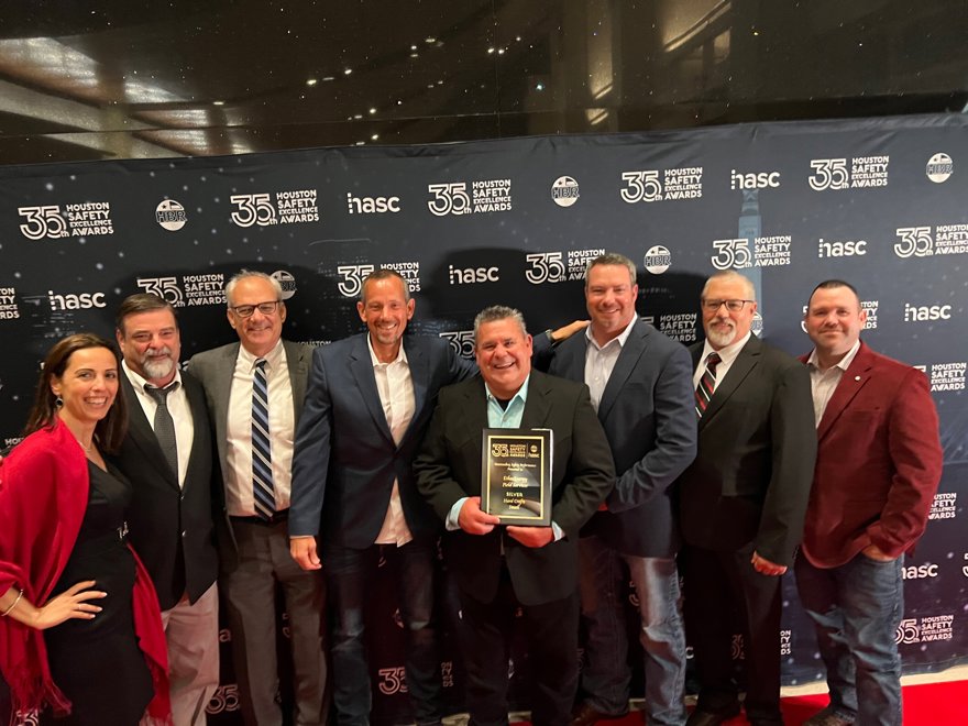 En la imagen de arriba (sin orden): Roger Jennings, Steve Dennison, Brian Johnson, Ronnie Miller, Selma Kivran, Terry Schoenborn, Eric Konarik y Eric Sielaff